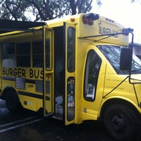 Das Foto wurde bei The Burger Bus von Kristine P. am 1/24/2013 aufgenommen