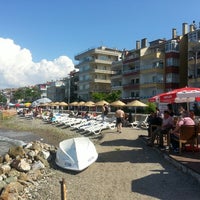 Das Foto wurde bei Uğur Tobacco &amp;amp; Cafe Beach von Ulaş A. am 6/16/2013 aufgenommen