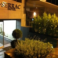 รูปภาพถ่ายที่ Serrac Hotel โดย Tahir A. เมื่อ 8/1/2013