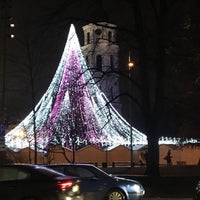 Foto diambil di Katedros aikštė | Cathedral Square oleh Saulius K. pada 12/25/2017