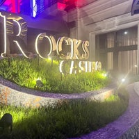 Foto diambil di Rocks Hotel &amp;amp; Casino oleh 𝕰𝖇𝖗𝖚 Ö𝖟𝖉𝖊𝖓 pada 8/6/2023