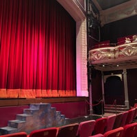 Foto tomada en Theatre Royal Winchester  por Stephanie J. el 11/10/2018