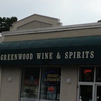 Foto tomada en Greenwood Wine &amp; Spirits  por Andrew P. el 8/22/2013