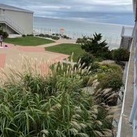 รูปภาพถ่ายที่ Sea Crest Beach Hotel โดย Sam F. เมื่อ 9/25/2021