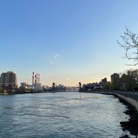 Photo taken at Roosevelt Island Running Path by Varshith A. on 4/20/2021