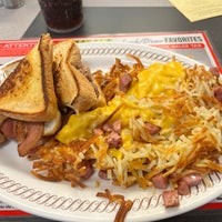 Photo taken at Waffle House by Ferit K. on 5/18/2022