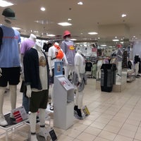 Photo taken at UNIQLO by どん on 5/10/2021