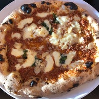 Foto scattata a Crust Pizzeria Napoletana da David H. il 1/5/2019