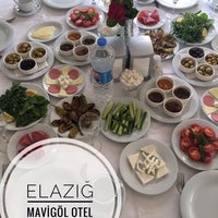 Das Foto wurde bei Mavi Göl Restaurant von Mavi Göl Restaurant am 11/1/2017 aufgenommen