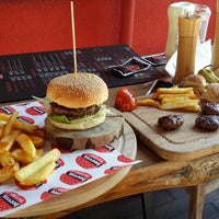 รูปภาพถ่ายที่ Beeves Burger&amp;amp;Steakhouse โดย Kudret G. เมื่อ 8/12/2014