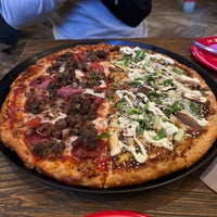 3/26/2023 tarihinde Jennifer W.ziyaretçi tarafından Jtown Pizza Co.'de çekilen fotoğraf