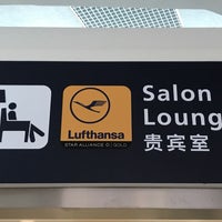 Photo taken at Lufthansa Senator Lounge by しょうこ on 12/8/2018
