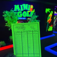 Foto tirada no(a) Glow Putt Mini Golf por Brian K. em 1/3/2023
