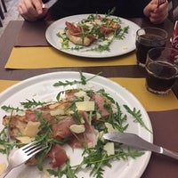 12/19/2018 tarihinde Екатерина Т.ziyaretçi tarafından Pizzeria O&amp;#39; Vesuvio Napoletana Forno Legna'de çekilen fotoğraf