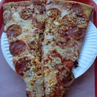 Das Foto wurde bei New York Pizza - Palo Alto von Angie C. am 7/22/2013 aufgenommen