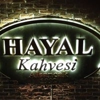 รูปภาพถ่ายที่ Hayal Kahvesi โดย Ayhan M. เมื่อ 2/16/2013