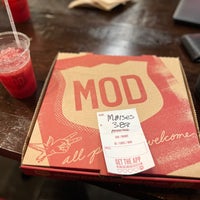 Foto diambil di Mod Pizza oleh Mozzy T. pada 9/13/2023