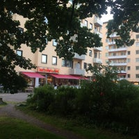 Foto diambil di Östermalms Pizzeria &amp;amp; Café oleh Göran H. pada 7/27/2016