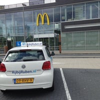 6/14/2013 tarihinde Rijschool R.ziyaretçi tarafından McDonald&amp;#39;s'de çekilen fotoğraf