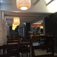 Das Foto wurde bei Santorini Restobar Café von Paulina V. am 4/10/2016 aufgenommen
