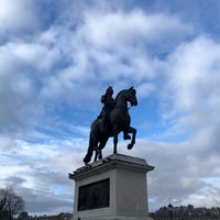 Photo taken at Statue Équestre d&amp;#39;Henri IV by 旧のーすびれっじ on 2/1/2020