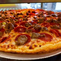 Das Foto wurde bei Pizza Pit von Pizza Pit am 4/11/2023 aufgenommen