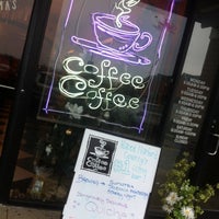 รูปภาพถ่ายที่ Coffee Coffee โดย Scott W. เมื่อ 12/7/2012