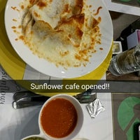 Foto tirada no(a) Sunflower Café por Shayna A. em 5/12/2016