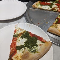 Снимок сделан в Saba&amp;#39;s Pizza пользователем Shayna A. 11/5/2018
