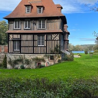 Foto diambil di Château du Breuil oleh Matthias L. pada 10/27/2022