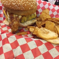 Foto scattata a Tiff&amp;#39;s Burger da Michael L. il 3/13/2017