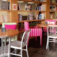 Das Foto wurde bei BookMunch Cafe von Leena am 5/17/2016 aufgenommen