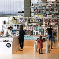 6/22/2016에 Книжный магазин музея «Гараж»님이 Книжный магазин музея «Гараж»에서 찍은 사진