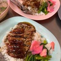 Photo taken at Je Aoun Chicken Rice by Panida T. on 7/22/2022