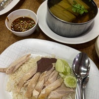 Photo taken at Je Aoun Chicken Rice by Panida T. on 9/15/2022