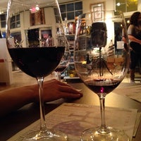 Das Foto wurde bei The Wine Cellars - Fine Wine, Gifts &amp; Wine Café von Tara L. am 3/9/2014 aufgenommen