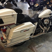 4/13/2013 tarihinde Big J.ziyaretçi tarafından Gainesville Harley-Davidson'de çekilen fotoğraf