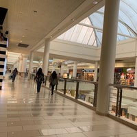 Foto tirada no(a) Poughkeepsie Galleria Mall por Titi P. em 7/8/2019