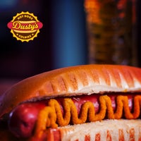 รูปภาพถ่ายที่ Dusty’s Hot Dogs &amp;amp; Coldies โดย Ustuner U. เมื่อ 2/8/2020