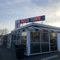 Das Foto wurde bei Pizza Town USA von Steve P. am 3/26/2020 aufgenommen