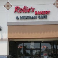 Foto tirada no(a) Rollies Bakery &amp;amp; Cafe por OC Weekly em 8/4/2014