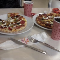 Photo taken at Pizza Pizza by Hasan Ö. on 2/11/2018