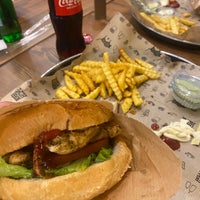 Das Foto wurde bei Burger Home von Ayşegül A. am 12/29/2022 aufgenommen