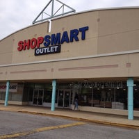 รูปภาพถ่ายที่ ShopSmart Outlet โดย Russ P. เมื่อ 12/2/2013