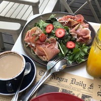 Foto diambil di Negra Café oleh Rikke M. pada 8/3/2018