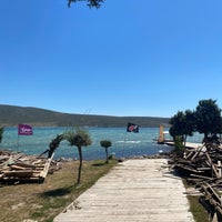 Foto diambil di Alaçatı Surf Paradise Club oleh ahmet İ. pada 5/9/2021