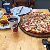 Foto tirada no(a) Trendy Pizza por HaLiL Y. em 9/13/2020