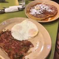Photo taken at Snooze, an A.M. Eatery by Quincy V. on 8/18/2018