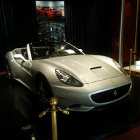 Das Foto wurde bei Penske-Wynn Ferrari/Maserati von Ken G. am 3/20/2013 aufgenommen