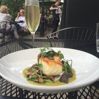 5/30/2015 tarihinde Josh W.ziyaretçi tarafından Bouquet Restaurant &amp;amp; Wine Bar'de çekilen fotoğraf